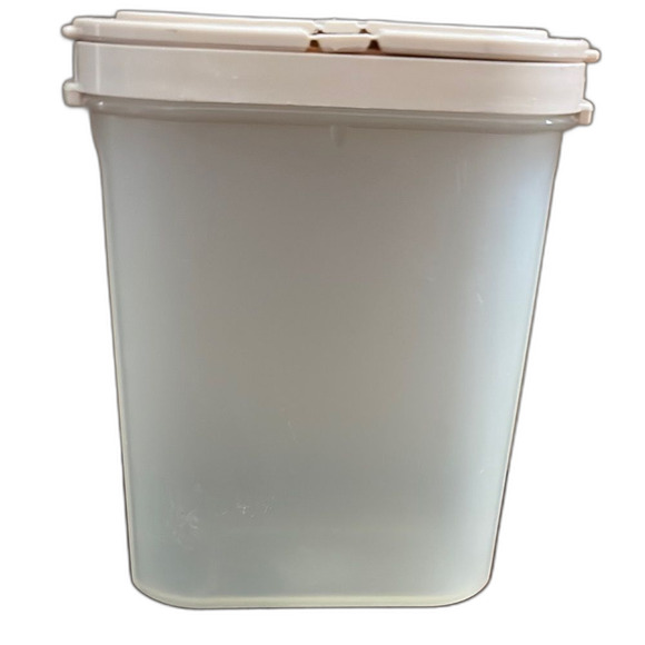 Tupperware Storage Container with Secure Lid 1846-17 - Picture 1 of 5